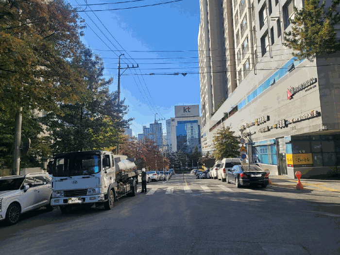 본건 소재 아파트단지 남측 도로 전경
(도로 동측에서 촬영)