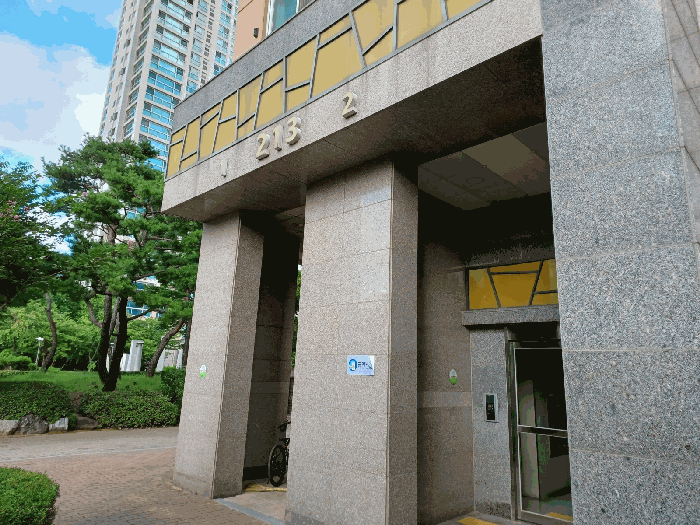 본건 공동출입구 전경