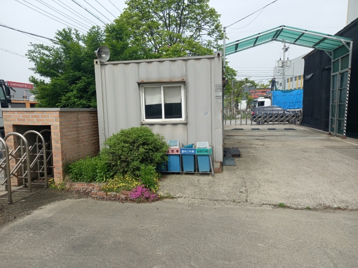 기호(1)지상에 소재하는 이동가능한 컨테이너 1동