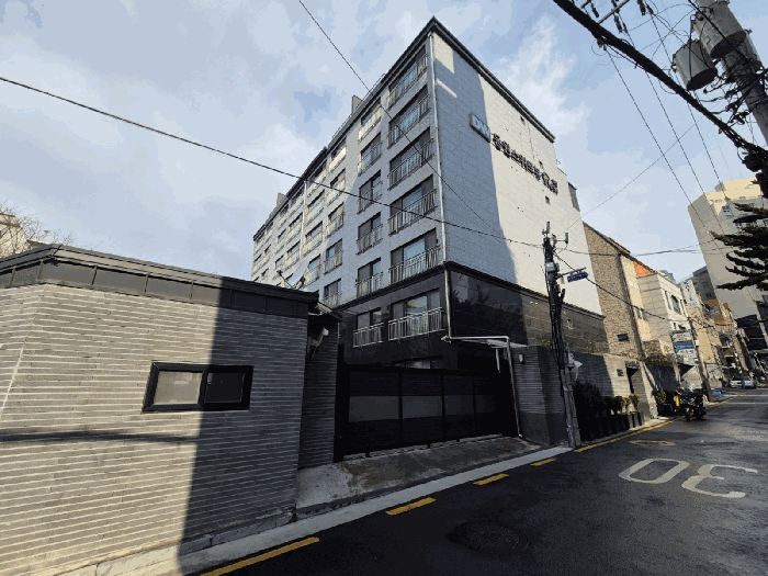 남측에서 촬영한 본건 건물 전경
