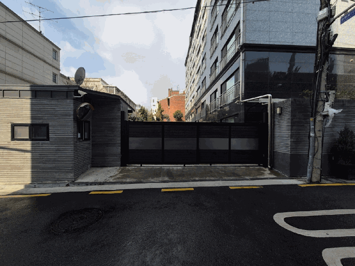 본건 단지 1층 주차장 출입구
