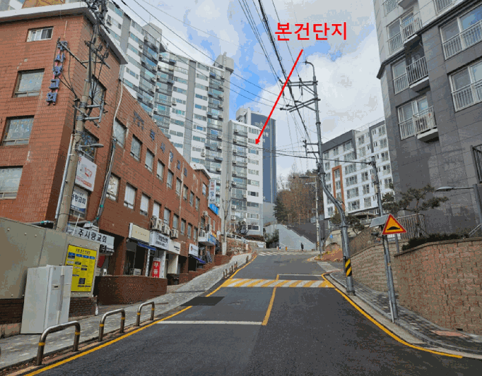 [본건 단지(정문측) 남측에서 본 주위환경]