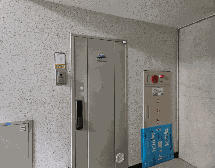 [본건 세대 현관문]