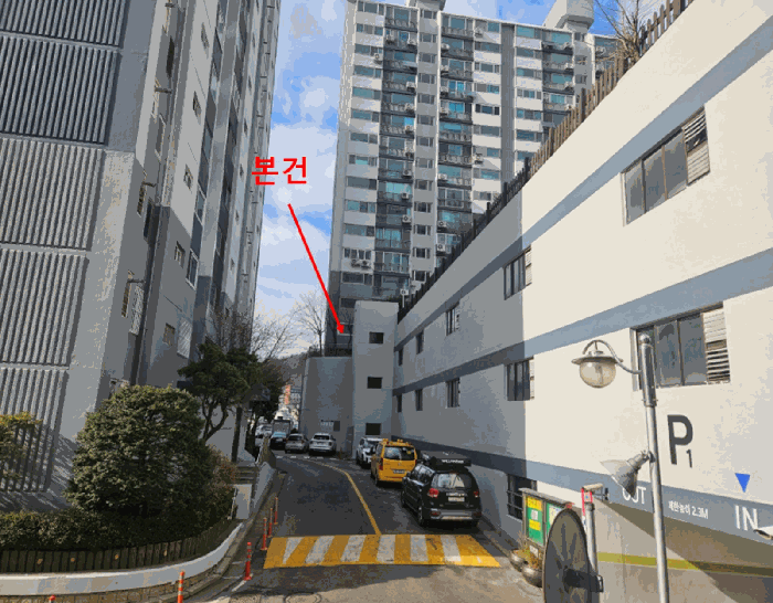 [본건 남측 도로변 단지내 전경]