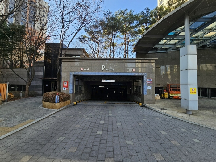 대상물건 104동 지하주차장 입구 전경