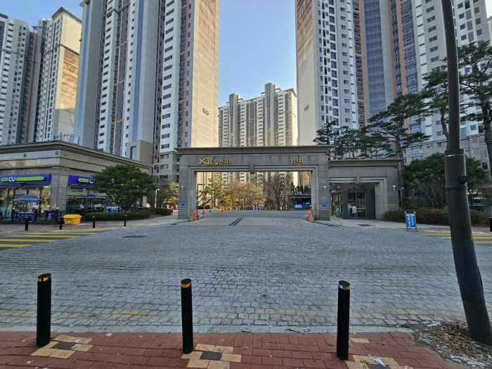 대상물건 104동 인접 아파트 출입구 전경
