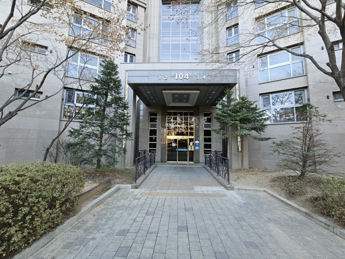 대상물건 104동 PIT층 공동현관 전경