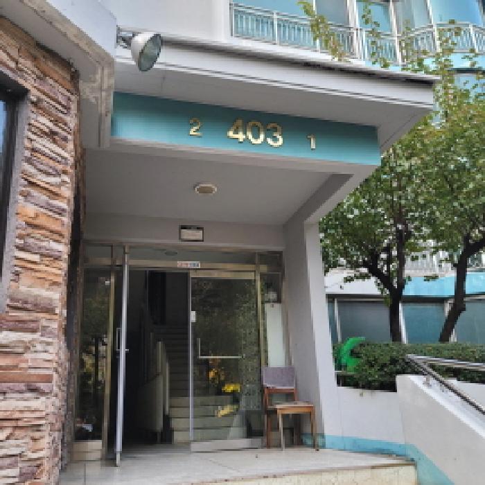 공동현관 출입구 전경(`203`동 표시 있음)