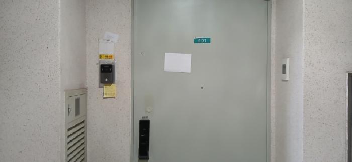 전유세대 출입문(안내문부착)