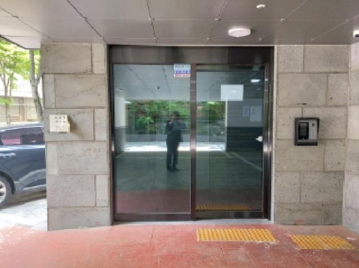 공동 출입문 전