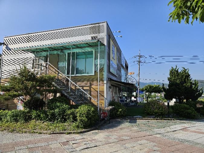 제시 목록 2 및 위지상 제시 목록 1 전경(제시외 조경수 등)