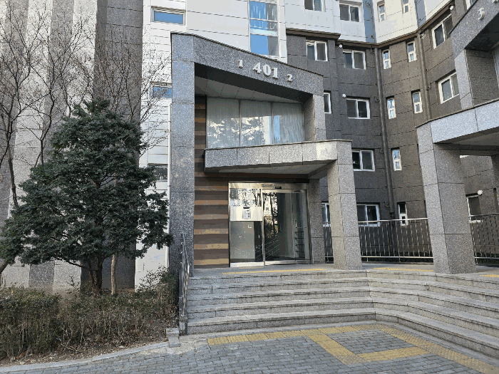 본건 동 출입구