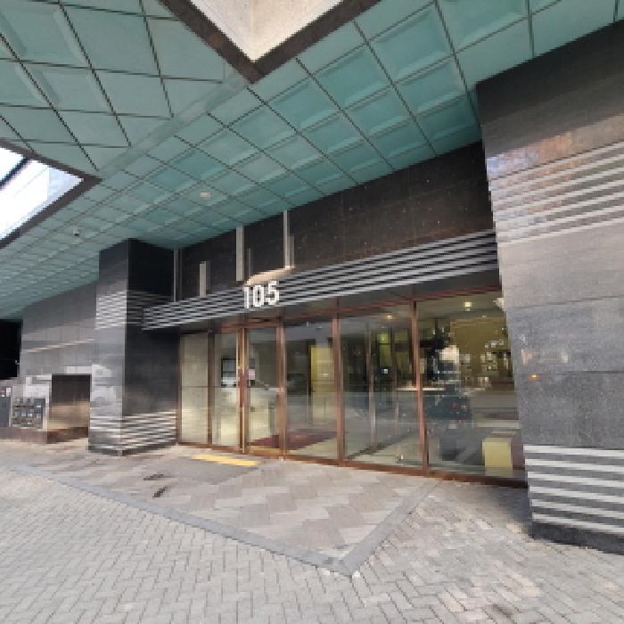 공동현관 출입구 전경(`105`동 표시 있음)