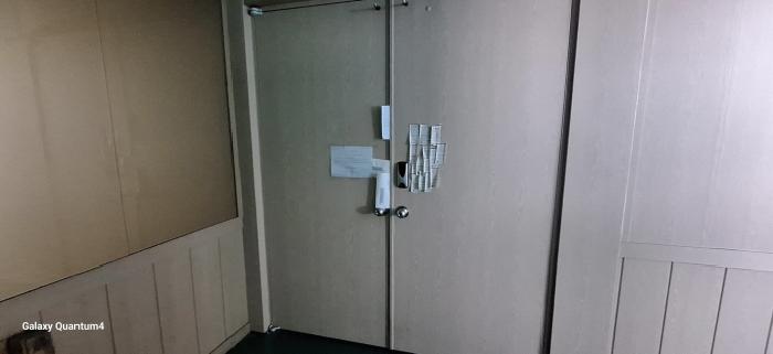 301호 출입구