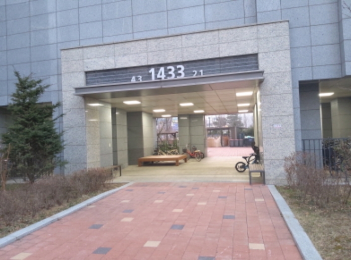 * 본건 목적물 소재 동 공동출입구 전경