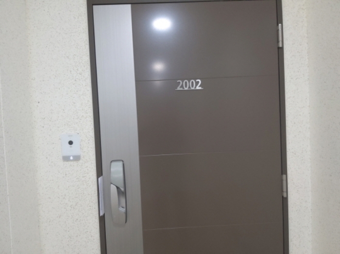 * 본건 목적물 2002호 현관문 전경