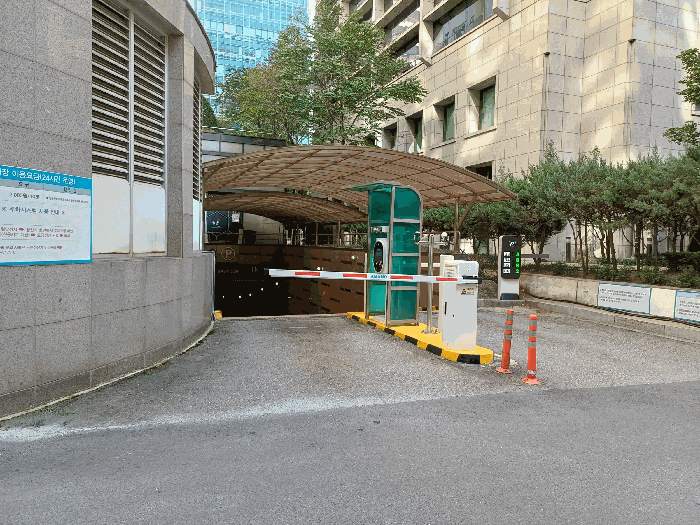 지하주차장 입구