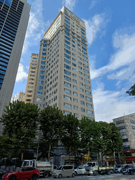 본건 소재 건물 남동측 전경