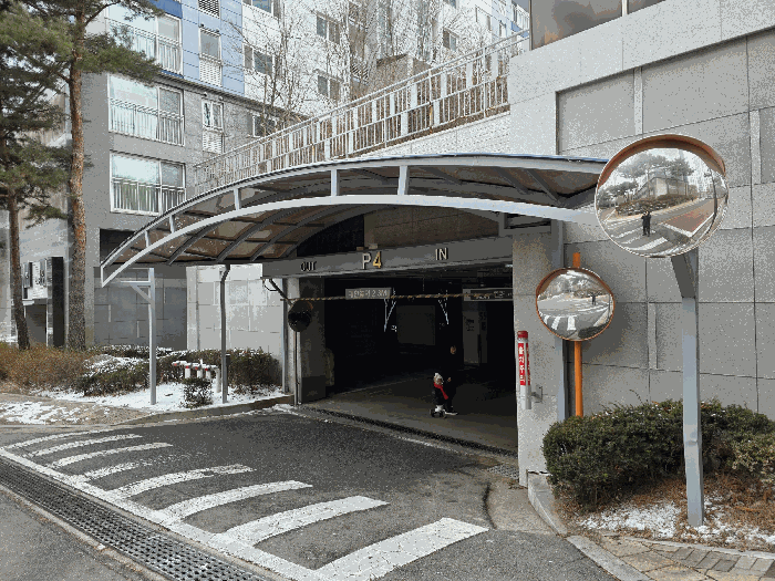 120동 지하주차장 차량 출입구
