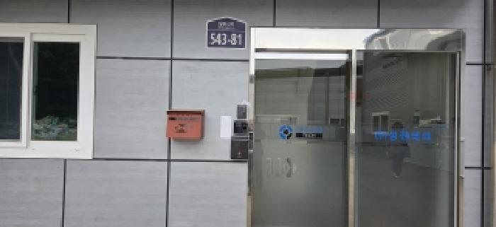 목록5.(1동) 출입문(안내문부착)