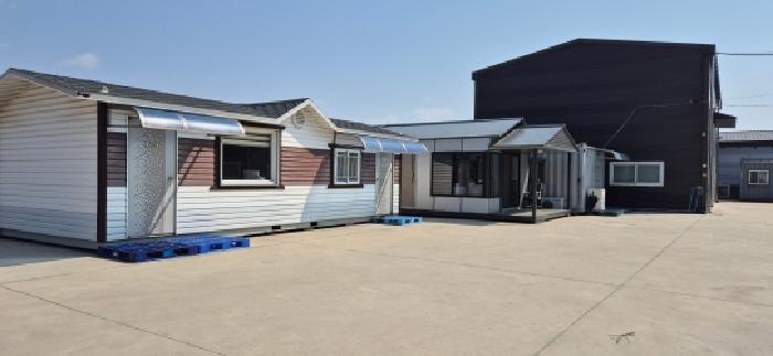 출입구 좌측 소재 제시외 지상물