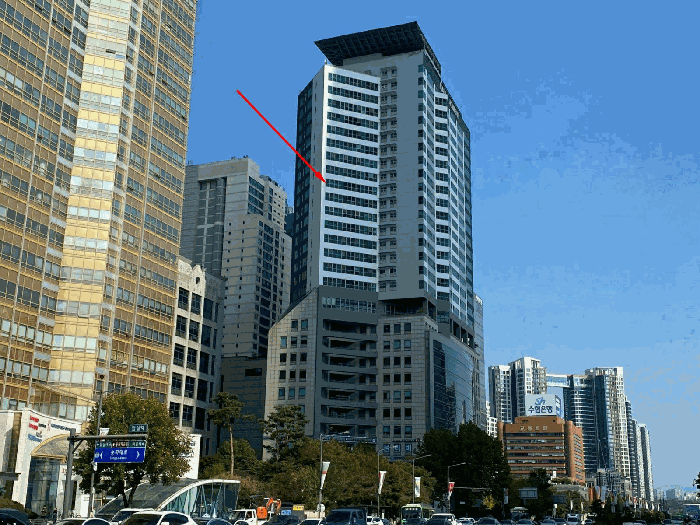 본건이 소재한 건물 전경