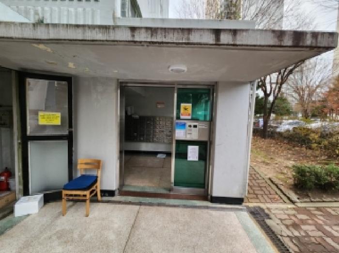 공동 현관 입구
