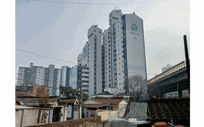 본건 소재 건물 북서측에서 촬영