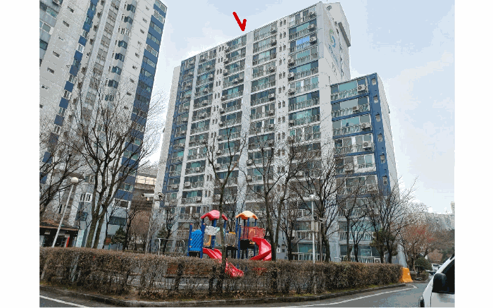 본건 소재 건물 북동측에서 촬영