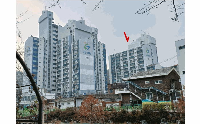 본건 소재 건물 북동측에서 촬영