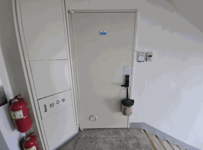 본건 제12층 제1208호 현관문