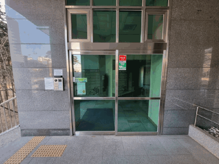 본건 출입구 전경