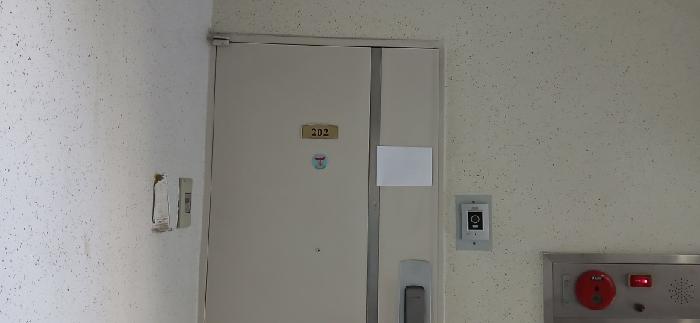 202호 출입문(안내문부착)