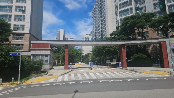 단지 입구 전경